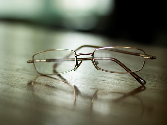 メガネに慣れない…違和感の原因は一体何？
